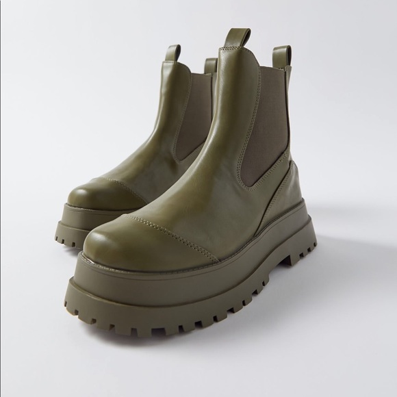 Urban Outfitters Shoes - New! Urban Outfitters chunky Hailey Chelsea boots NWT